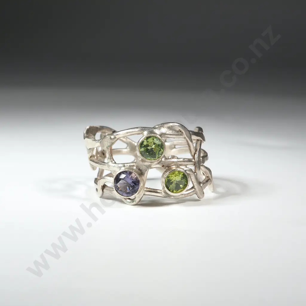 Sterling Silver Ring w Green/Mauve Gems & Lattice Band. Image 1++