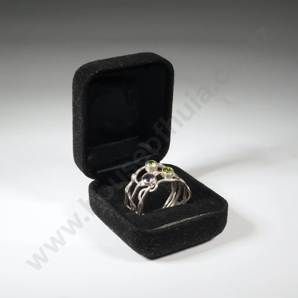 Sterling Silver Ring w Green/Mauve Gems & Lattice Band. Image 1++