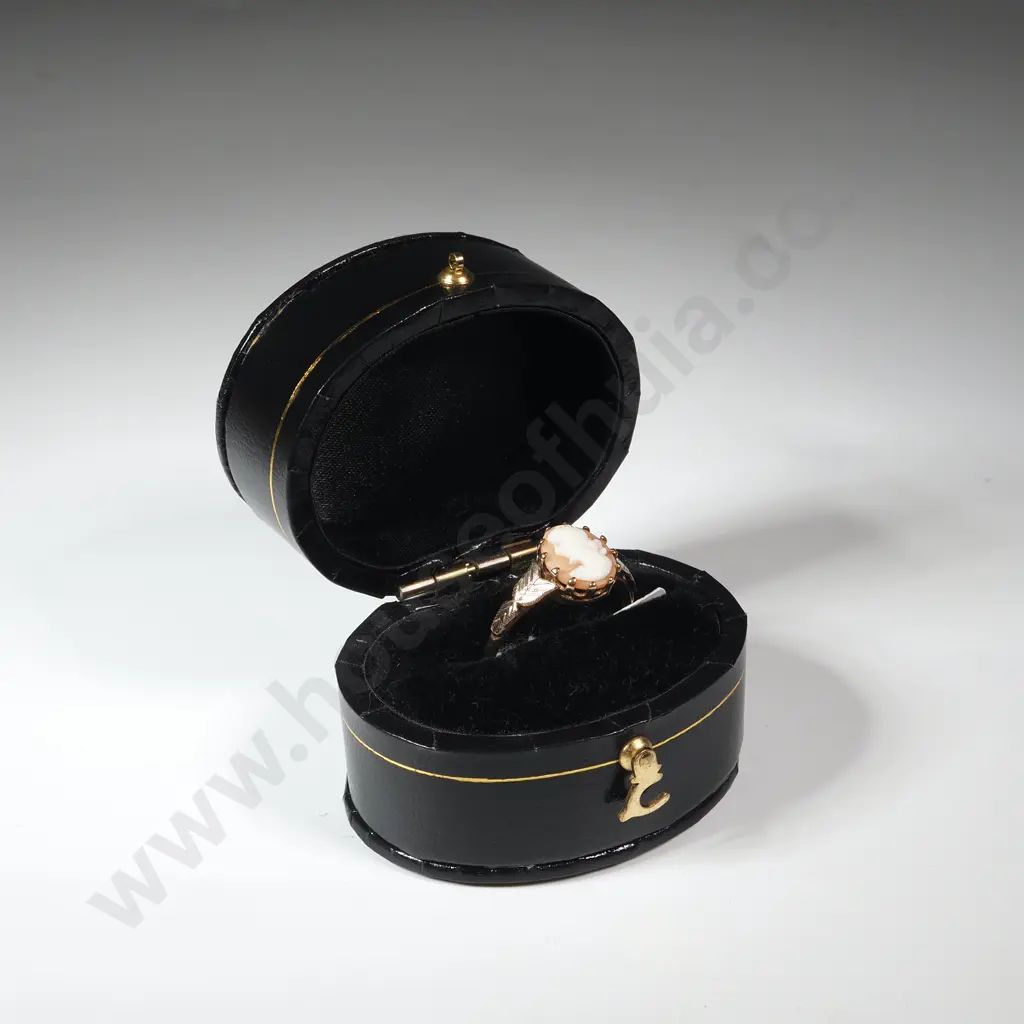 9ct Gold Cameo Ring. Image 1++