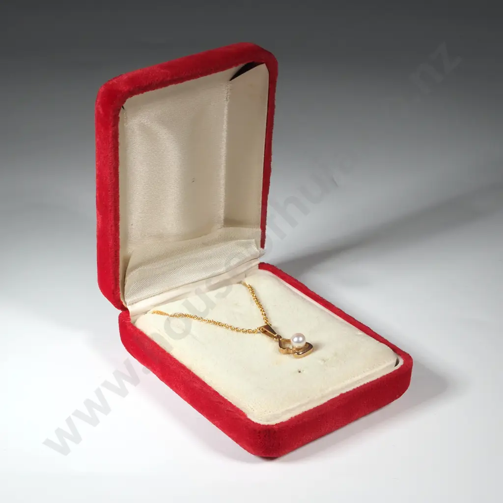 9ct Gold Pearl Pendant on Gold Chain Image 1++