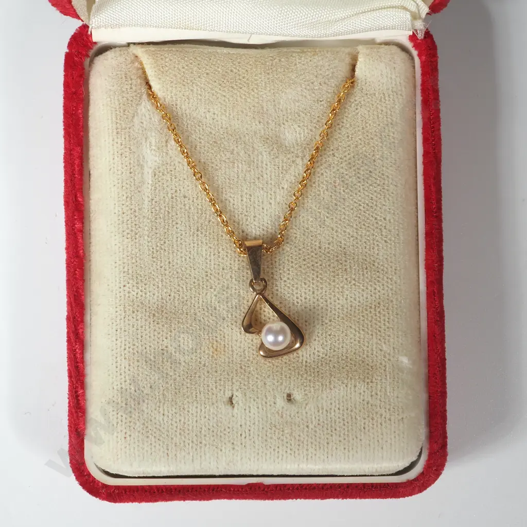 9ct Gold Pearl Pendant on Gold Chain Image 1++