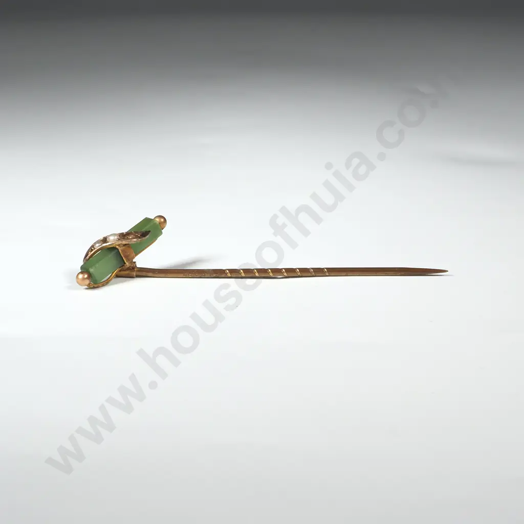 9ct Gold Greenstone & Seed Pearl Lapel Pin. Image 1++