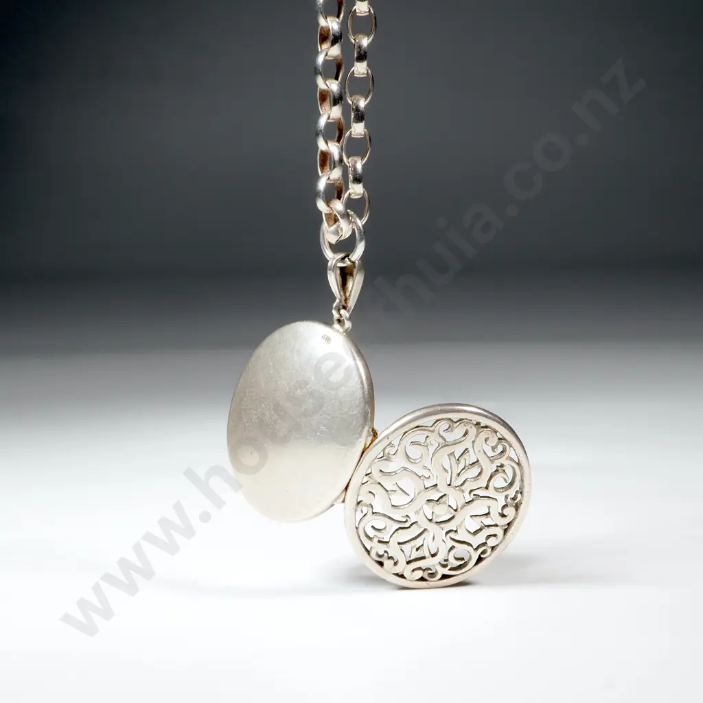 Stering Silver Locket & Chain. Image 1++