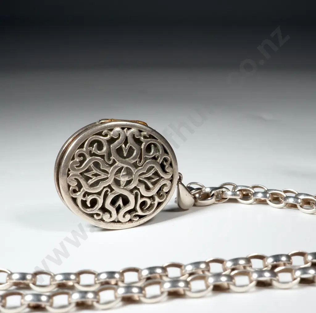 Stering Silver Locket & Chain. Image 1++