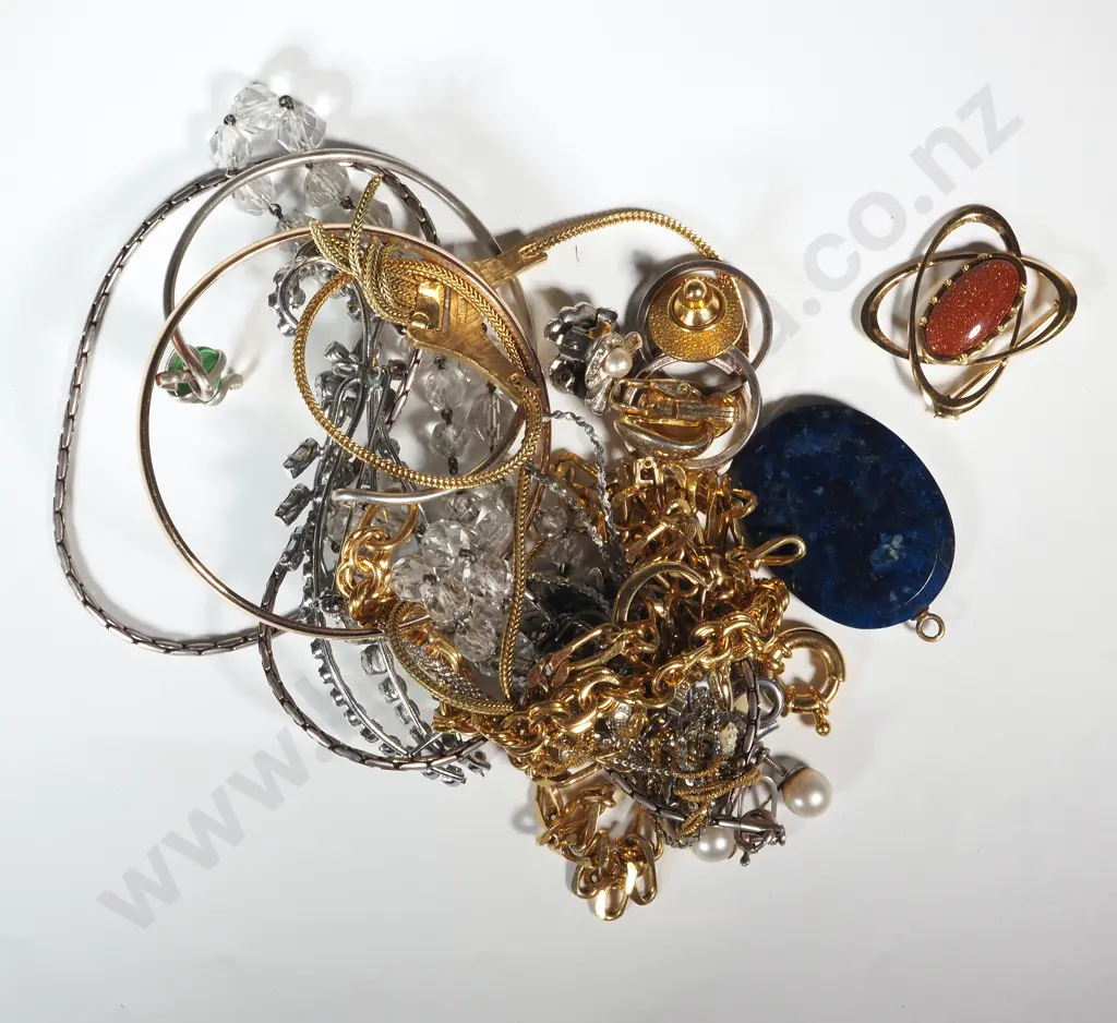 Bag of Costume Jewellery Including Crystal Bead, Chains & a Large Diamantés Brooch  Image 1++
