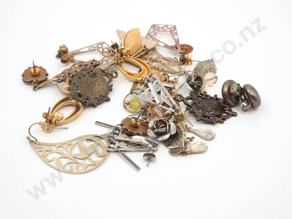 Eleven Pairs of Costume Jewellery Earrings Image 1++