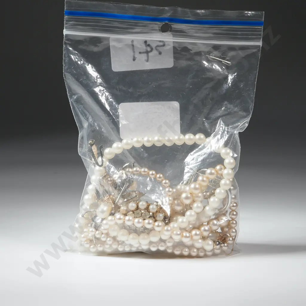 Lot of faux Pearl Jewellery. Image 1++