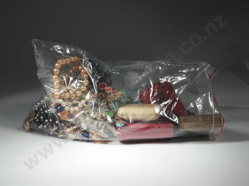 Large Lot of Costume Jewellery. Image 1++