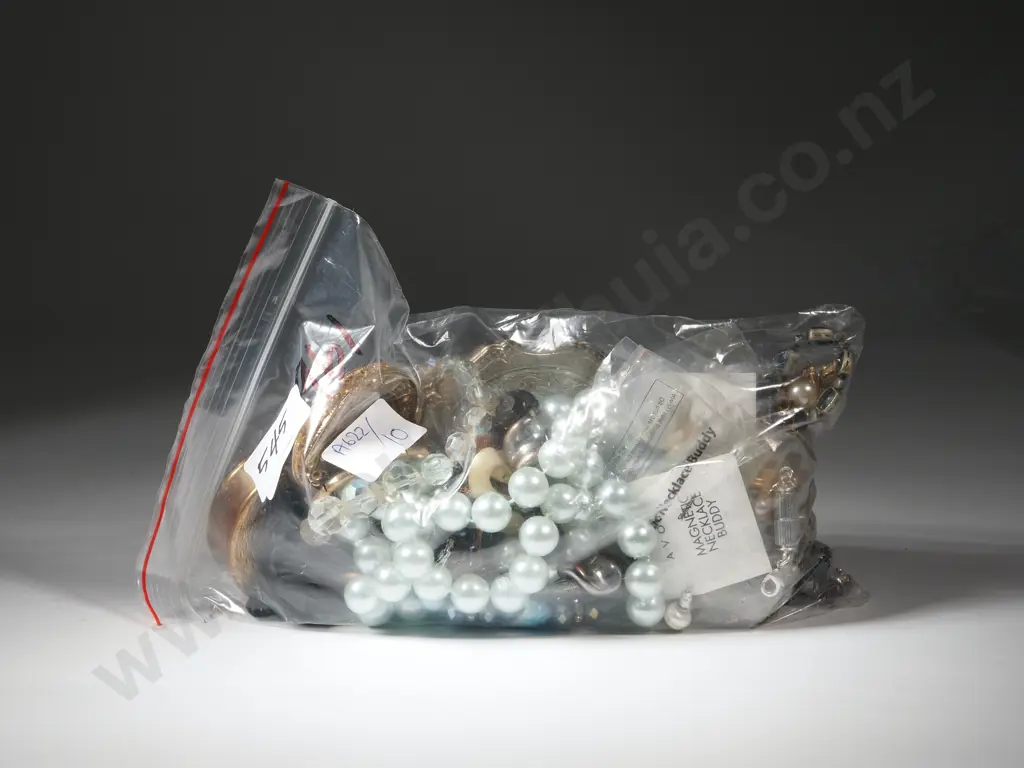 Lot of Assorted of Costume Jewellery A/F. Image 1++