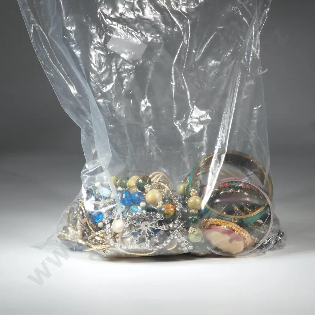 Assorted Lot of Costume Jewellery. Image 1++