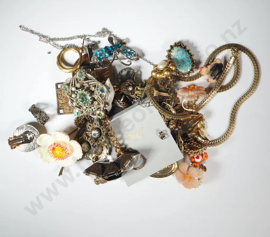 Assorted Silver & Gold Coloured Chains, Pendants, Brooches & Earrings Image 1++
