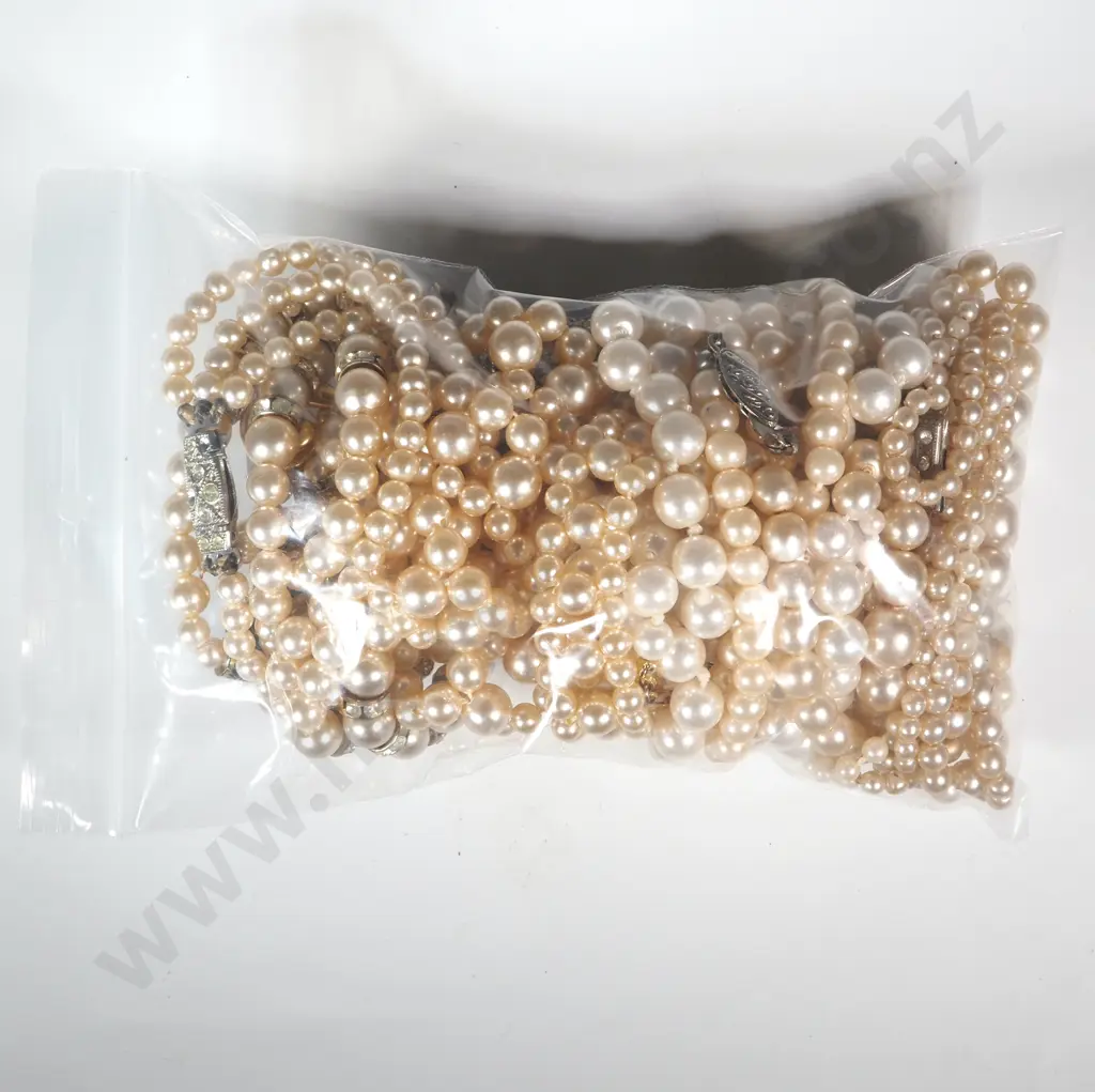 Assorted Lot of Faux Pearl Jewellery. Image 1++