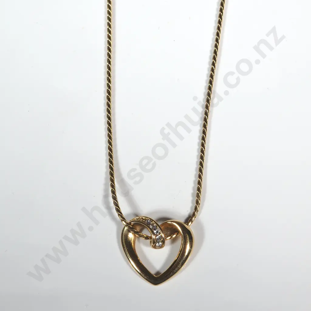 Gold Coloured Chain w Heart Pendant. Image 1++