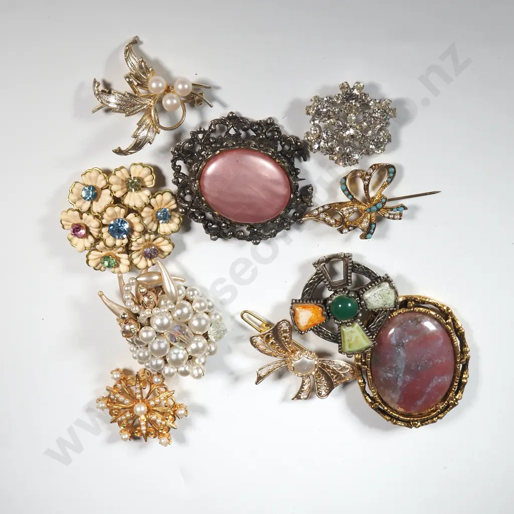 Lot of Assorted Costume Brooches. Image 1++
