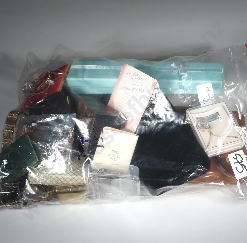 Lot of Costume Jewellery. Image 1++