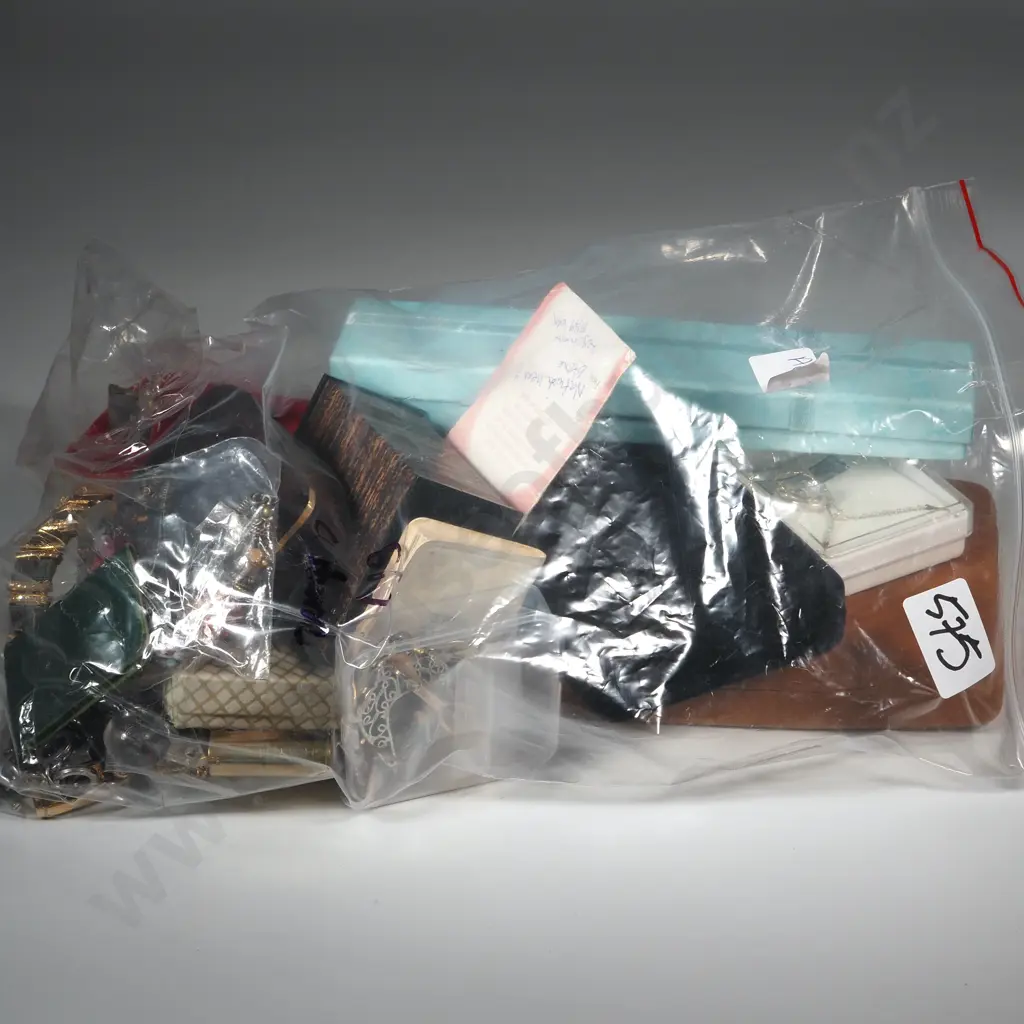 Lot of Costume Jewellery. Image 1++