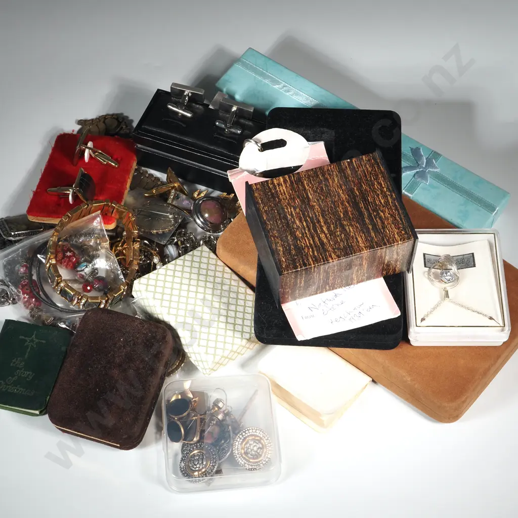 Lot of Costume Jewellery. Image 1++