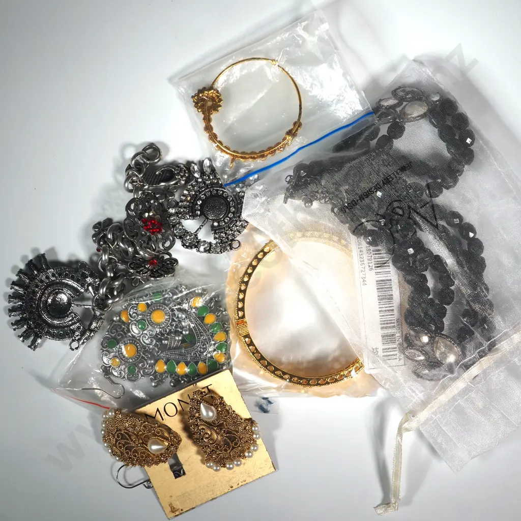Assorted Lot of Costume Jewellery. Image 1++