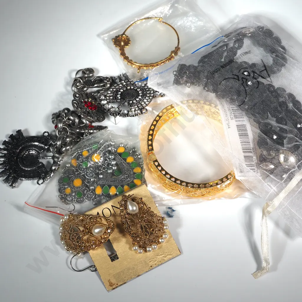 Assorted Lot of Costume Jewellery. Image 1++