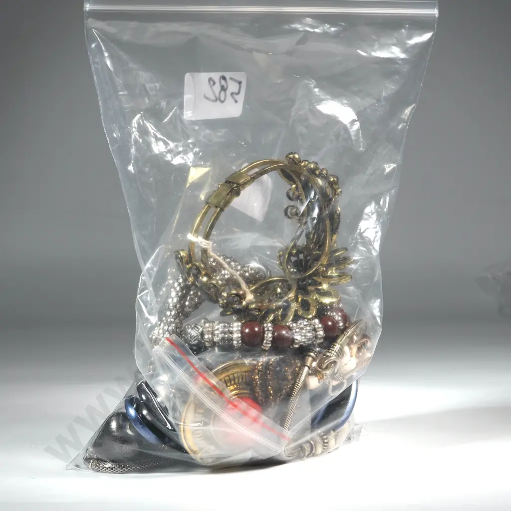 Assorted Lot of Costume Jewellery. Image 1++