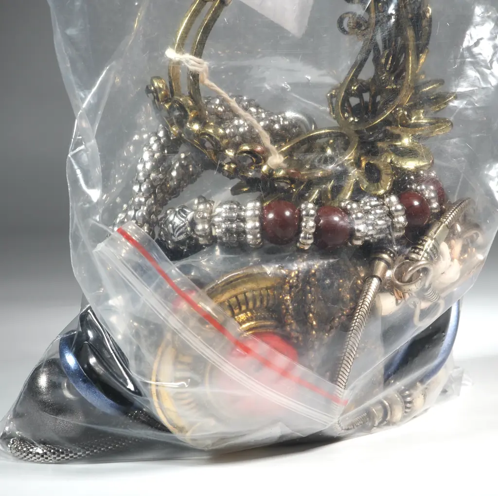 Assorted Lot of Costume Jewellery. Image 1++