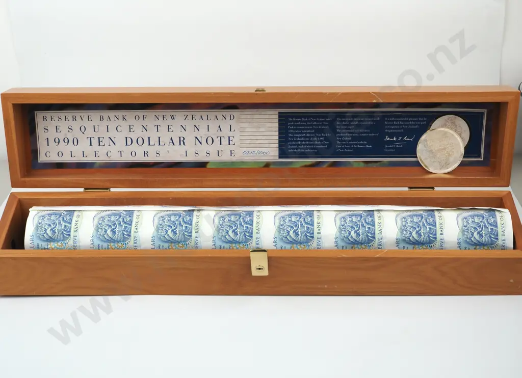 Uncut Sheet of 32 1990 New Zealand $10 Banknotes in Wooden Presentation Box No 212/1000 Image 1++