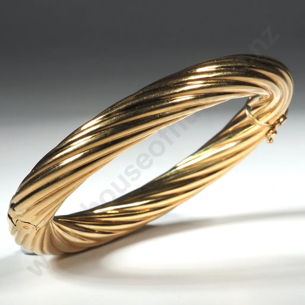 18ct Gold Hinged Snap Bangle Image 1++