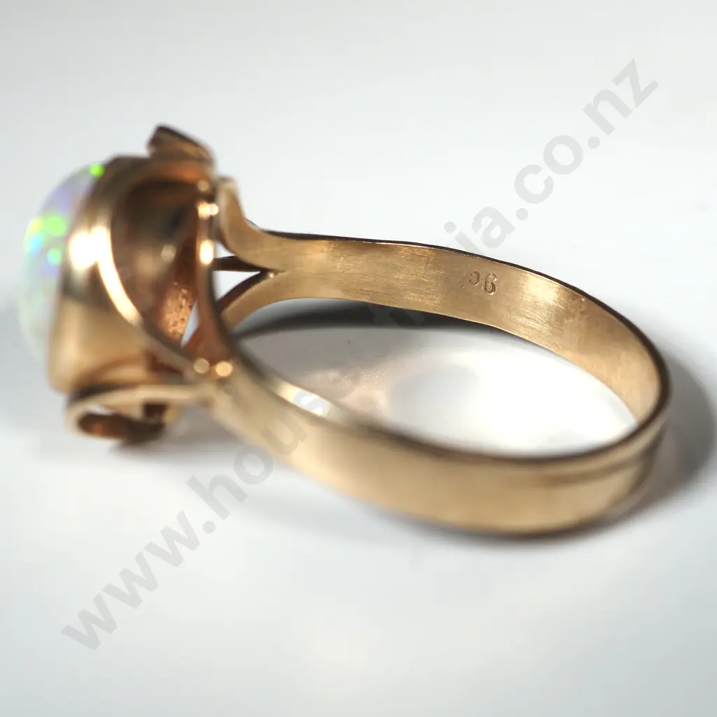 9ct Gold & Opal Ring Image 1++