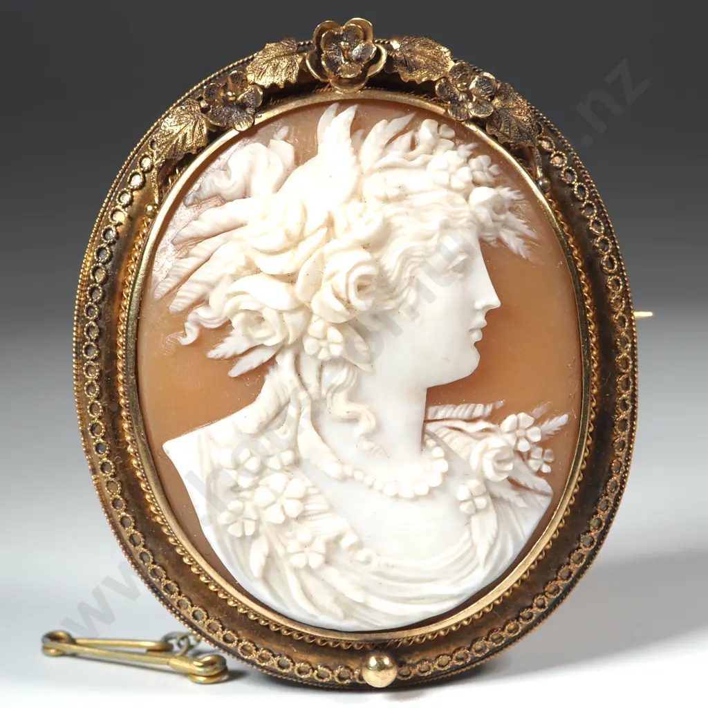 Exquisite 18ct Gold Cameo Brooch Image 1++