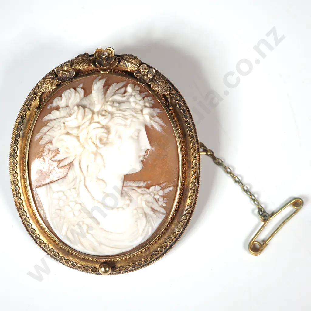 Exquisite 18ct Gold Cameo Brooch Image 1++