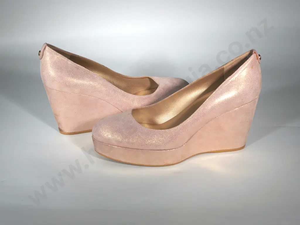 Pair of Stewart Weitzman Womens Size 40 1/2  Shoes Image 1++