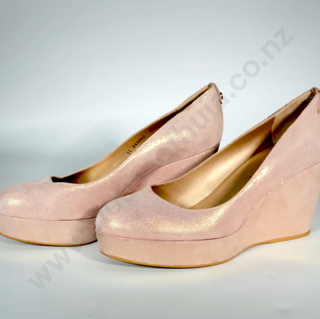 Pair of Stewart Weitzman Womens Size 40 1/2  Shoes Image 1++