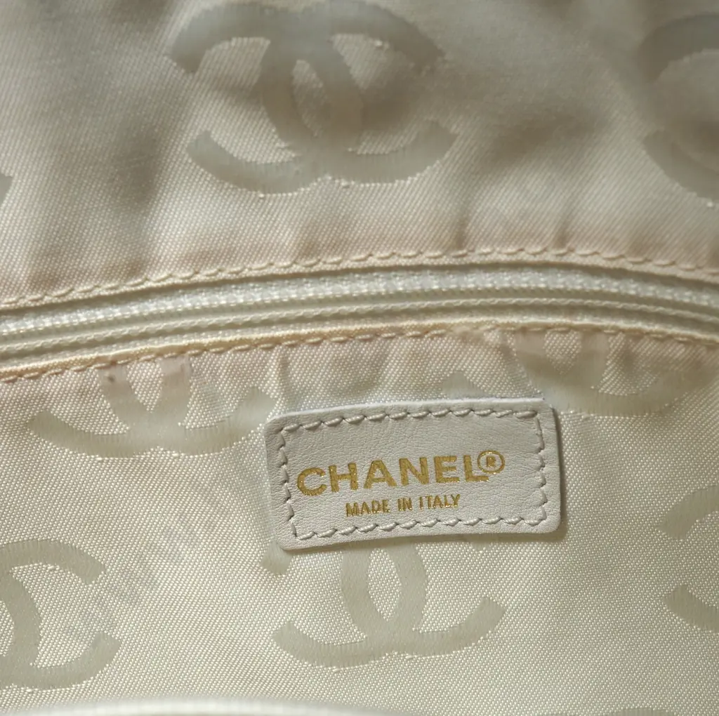 CHANEL Wild Stitch Quilted leather Tote Bag in White Image 1++