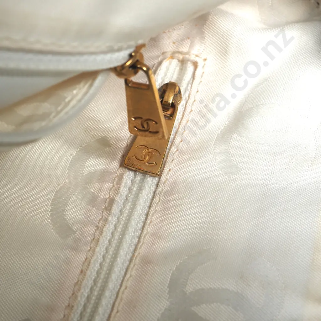 CHANEL Wild Stitch Quilted leather Tote Bag in White Image 1++