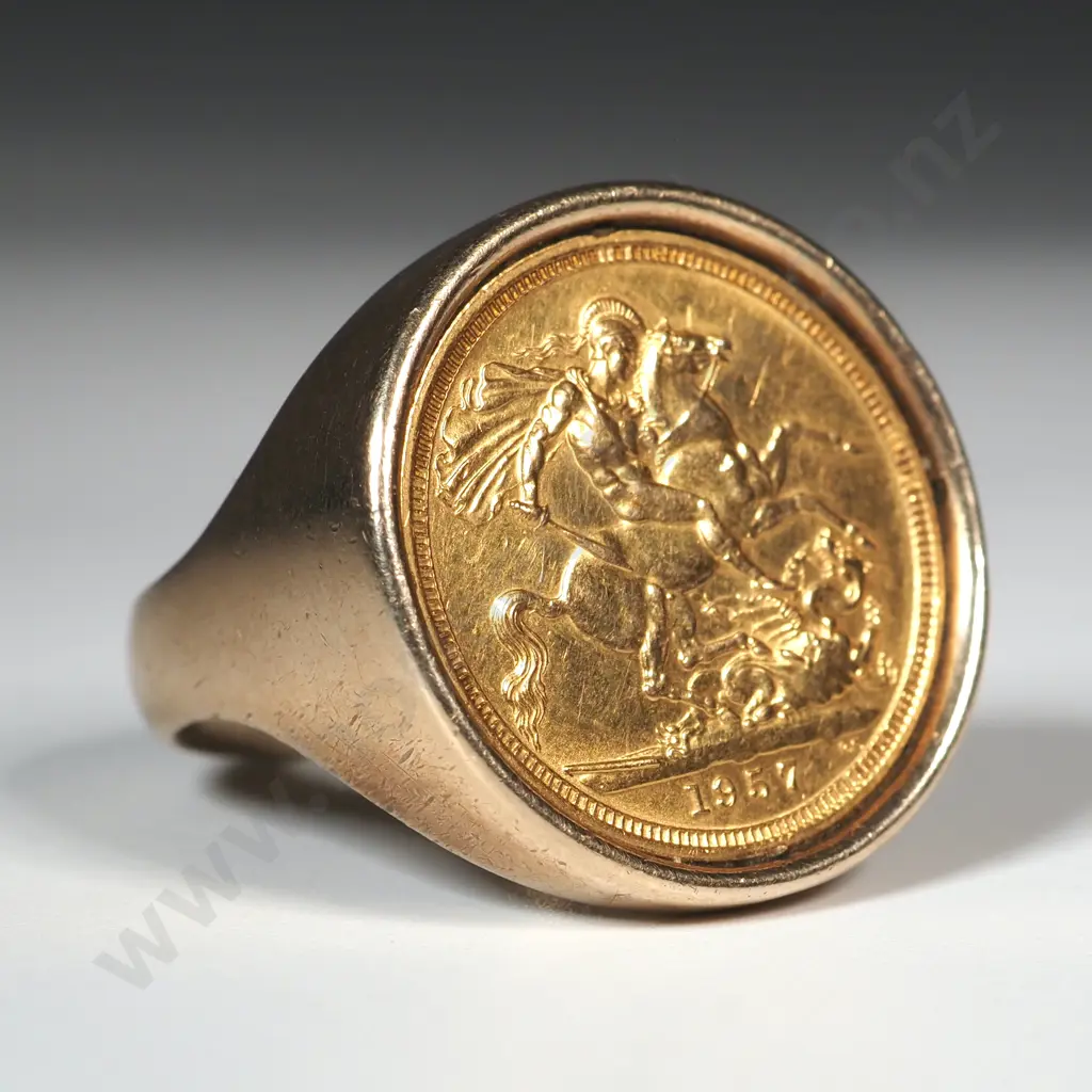 9ct Gold & Full Sovereign Ring Image 1++