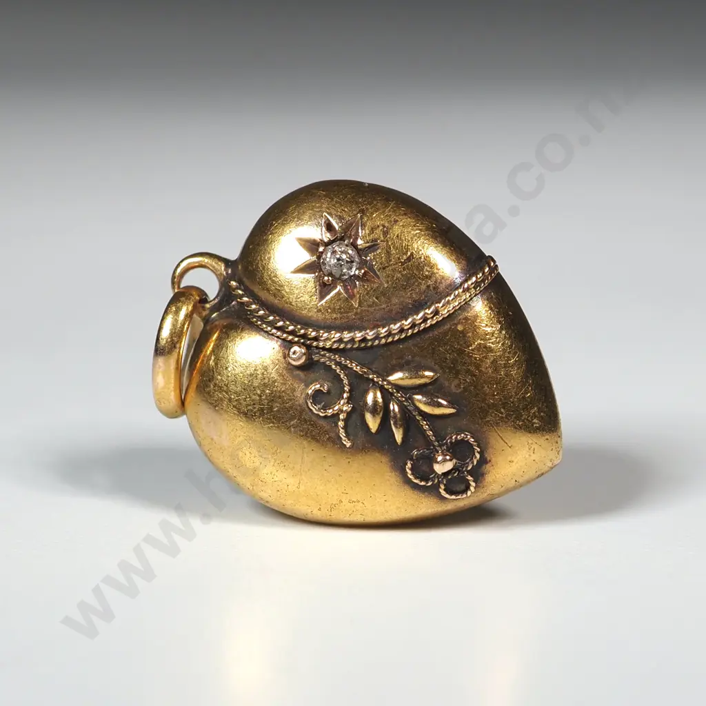 15ct Gold Heart Shaped Pendant w Filigree & Star Set Diamond Image 1++