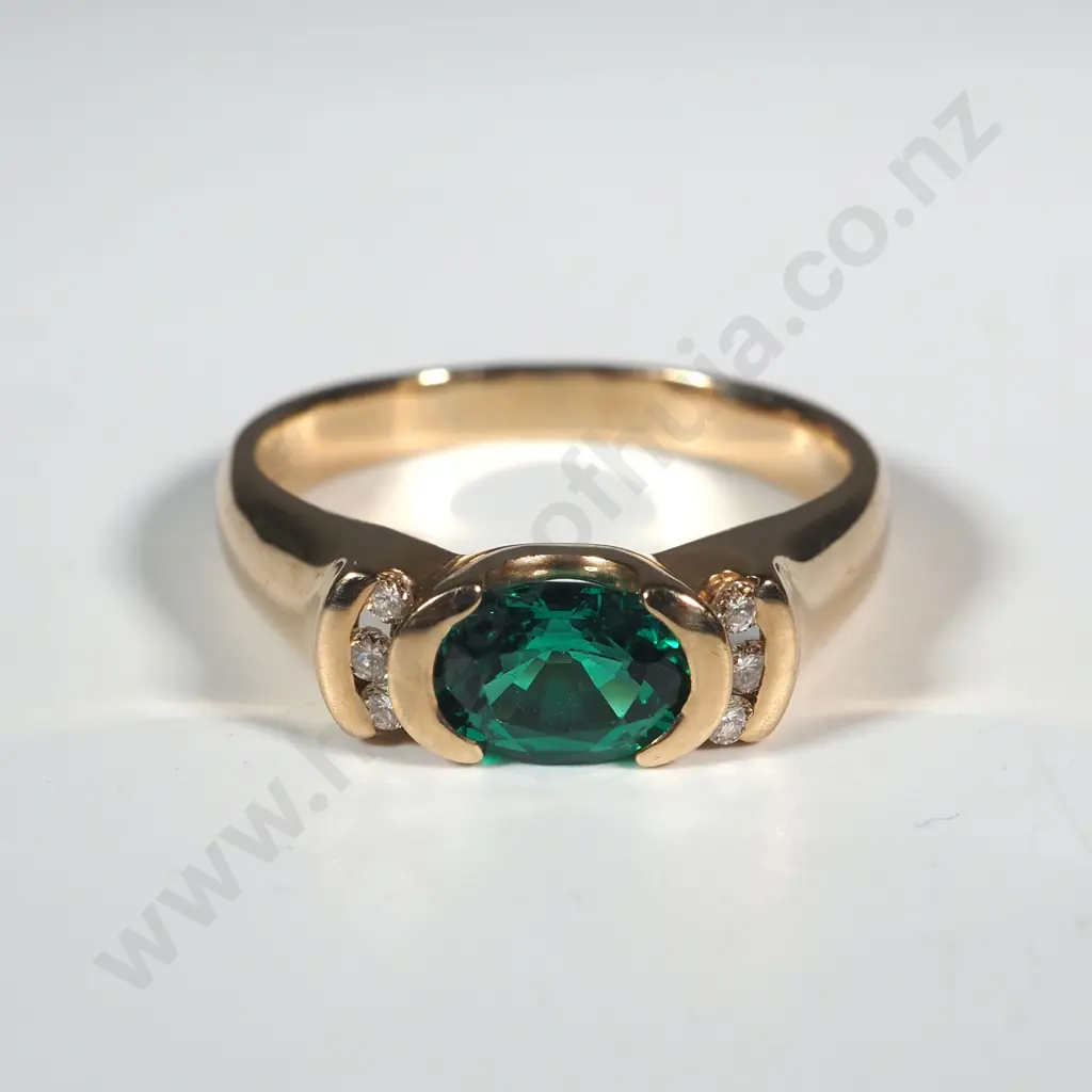 9ct Gold & Green Stone & Diamond Ring Image 1++