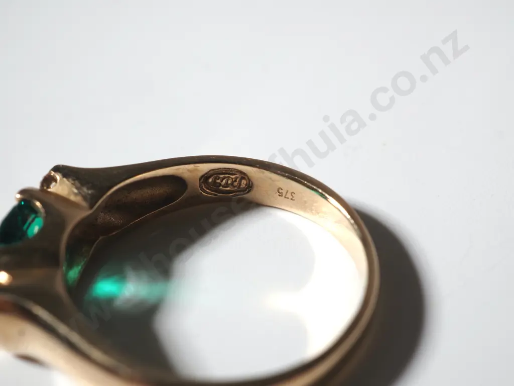 9ct Gold & Green Stone & Diamond Ring Image 1++