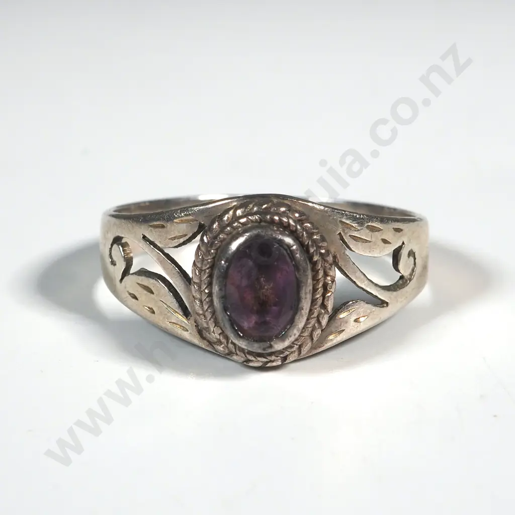 Sterling Silver Ring Set with An Oval Amethyst Image 1++