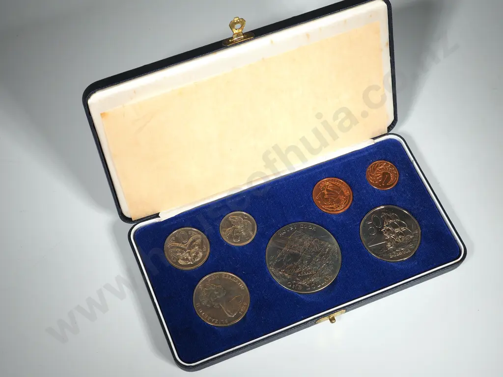 15 X 1970 POLISHED SETS IN PLUSH CASES Image 1++