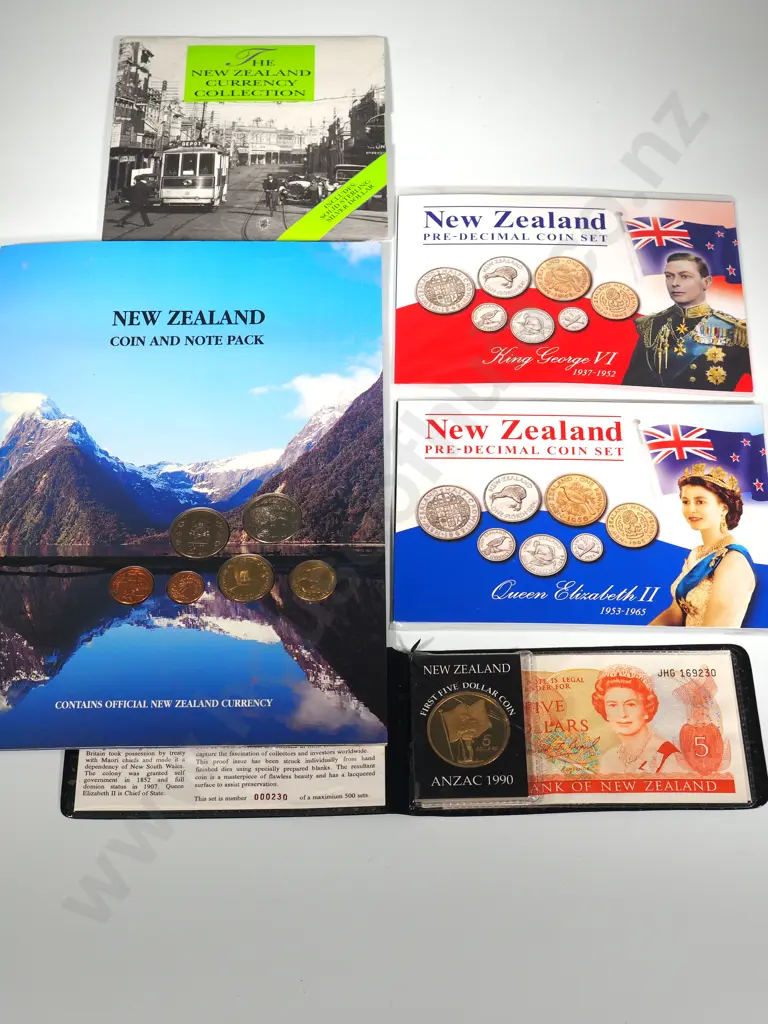 5 X PRIVATELY ISSUED NZ COIN + NOTE SETS Image 1++