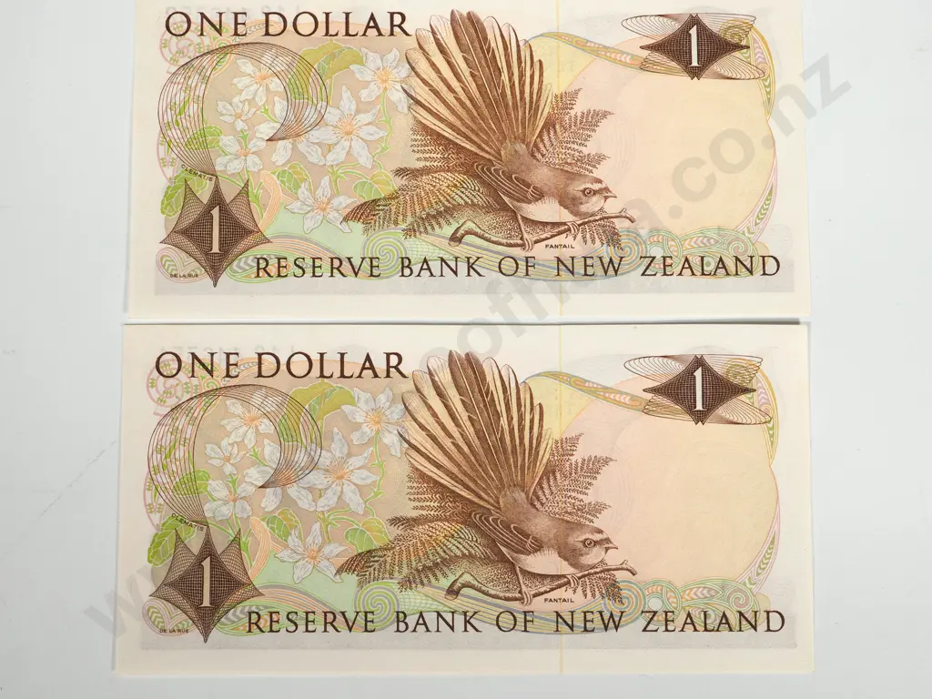 2 X CONSEC RESERVE BANK OF NEW ZEALAND ONE DOLLAR KNIGHT UNC Image 1++