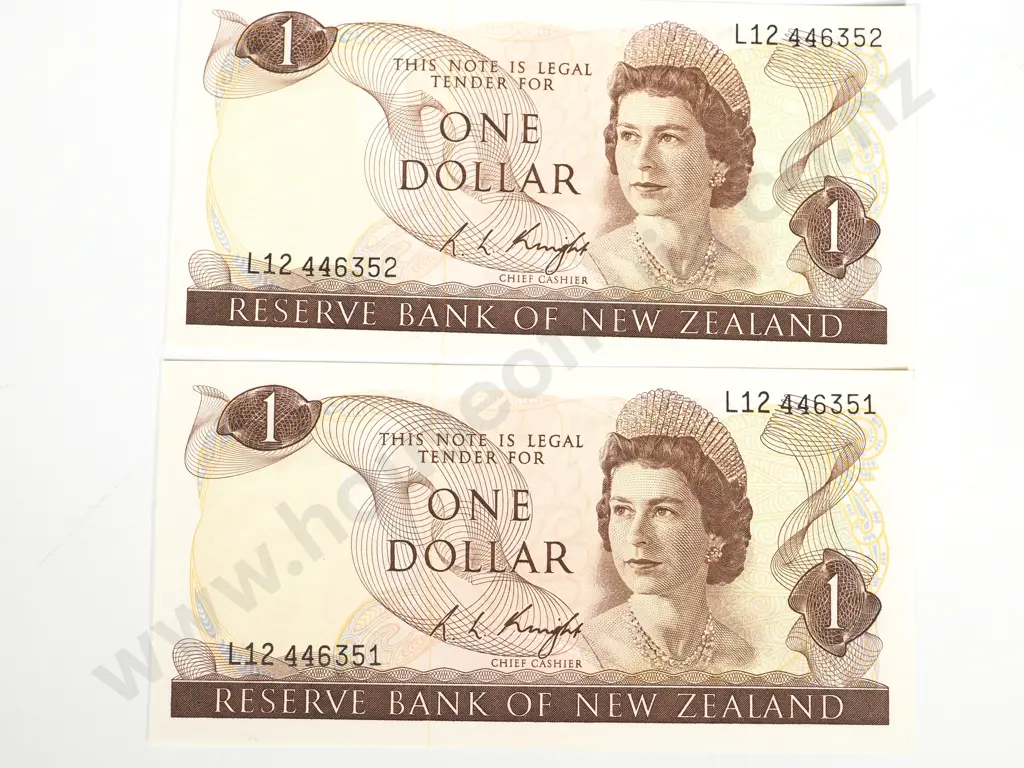 2 X CONSEC RESERVE BANK OF NEW ZEALAND ONE DOLLAR KNIGHT UNC Image 1++