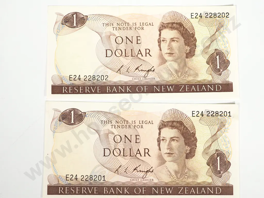2 X CONSEC RESERVE BANK OF NEW ZEALAND ONE DOLLAR KNIGHT A.UNC LAST PREFIX Image 1++