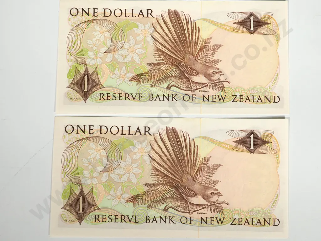 2 X CONSEC RESERVE BANK OF NEW ZEALAND ONE DOLLAR KNIGHT A.UNC LAST PREFIX Image 1++