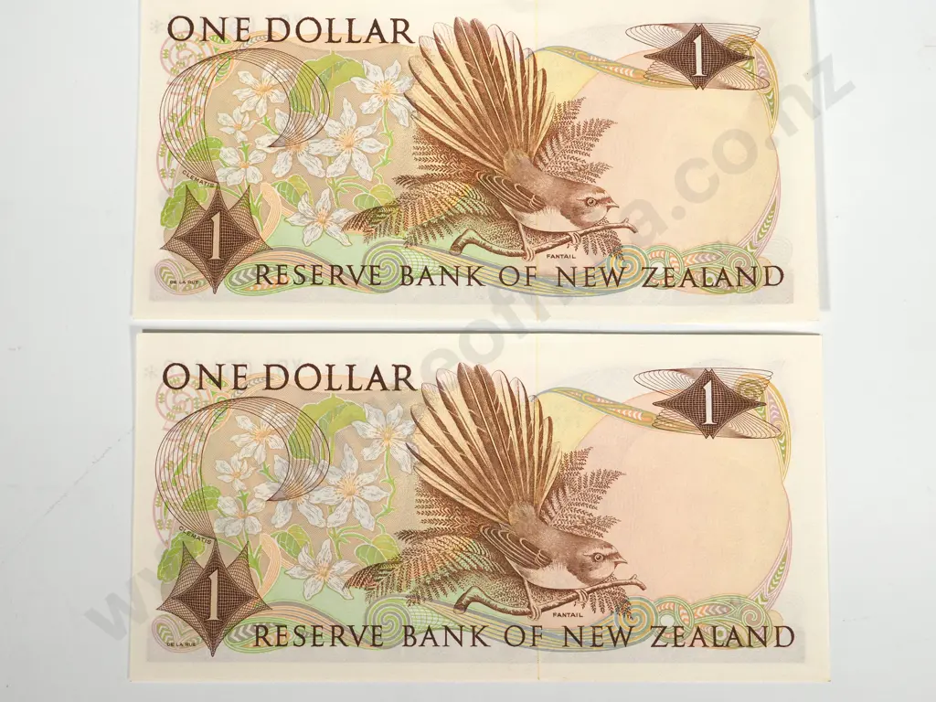 2 X CONSEC RESERVE BANK OF NEW ZEALAND ONE DOLLAR KNIGHT STAR UNC Image 1++