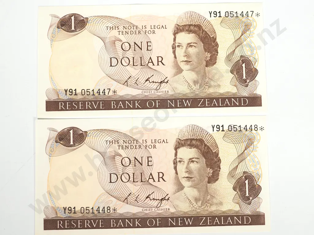 2 X CONSEC RESERVE BANK OF NEW ZEALAND ONE DOLLAR KNIGHT STAR UNC Image 1++