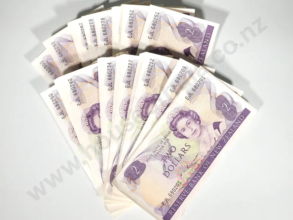 100 X CONSEC RESERVE BANK OF NEW ZEALAND TWO DOLLARS RUSSELL A.UNC Image 1++