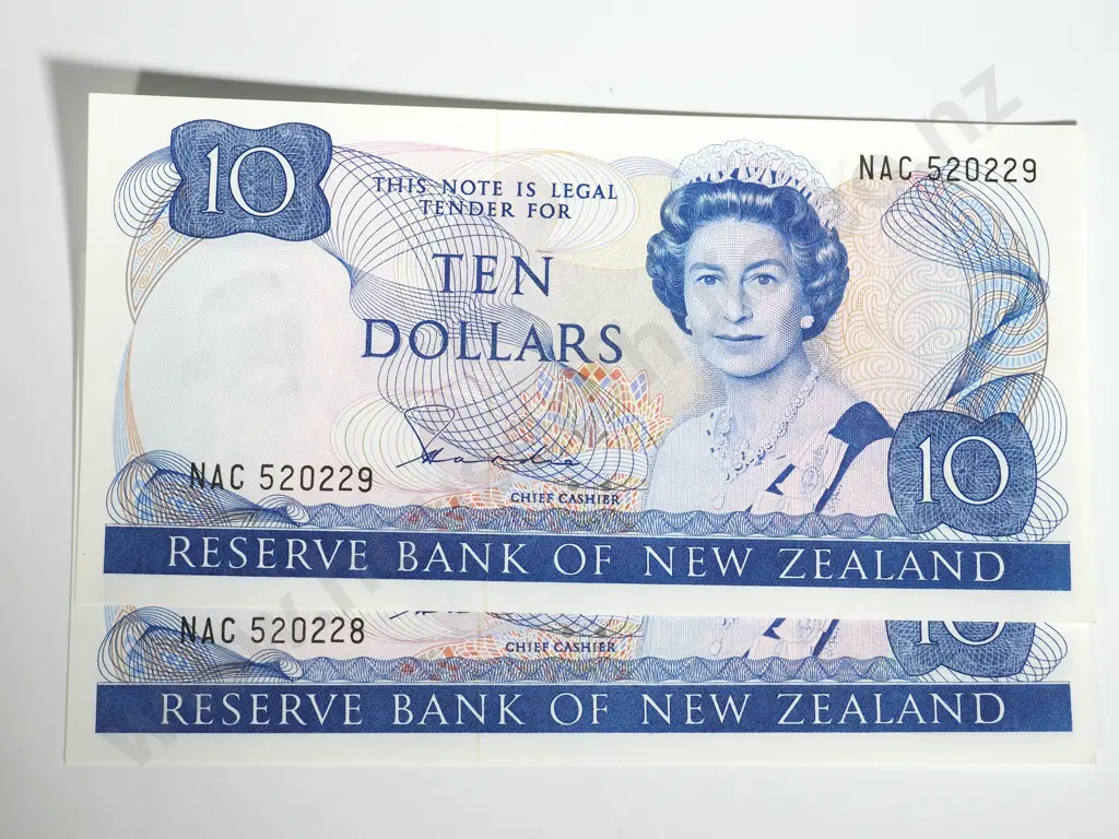 2 X CONSEC RESERVE BANK OF NEW ZEALAND TEN DOLLARS HARDIE T2 UNC Image 1++