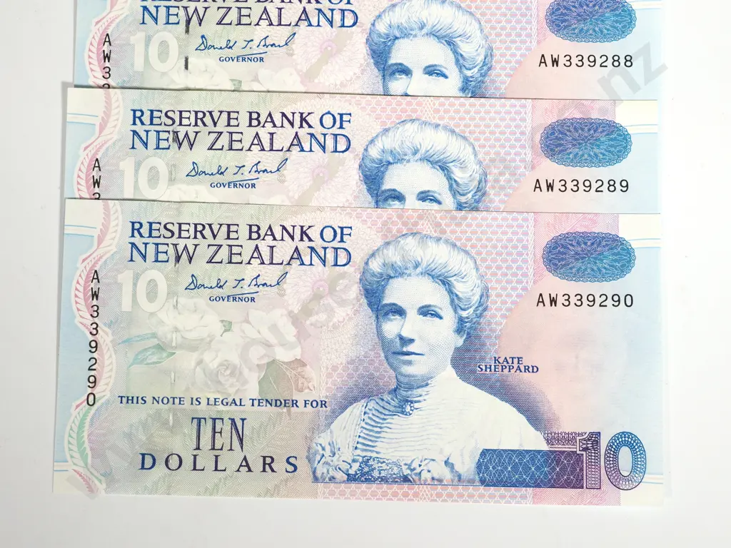 3 X CONSEC RESERVE BANK OF NEW ZEALAND TEN DOLLARS BRASH T III A.UNC Image 1++